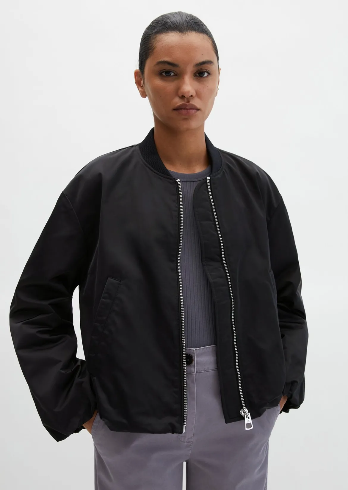 Blouson im Aviator-Stil regular cropped aus recyceltem Polyester