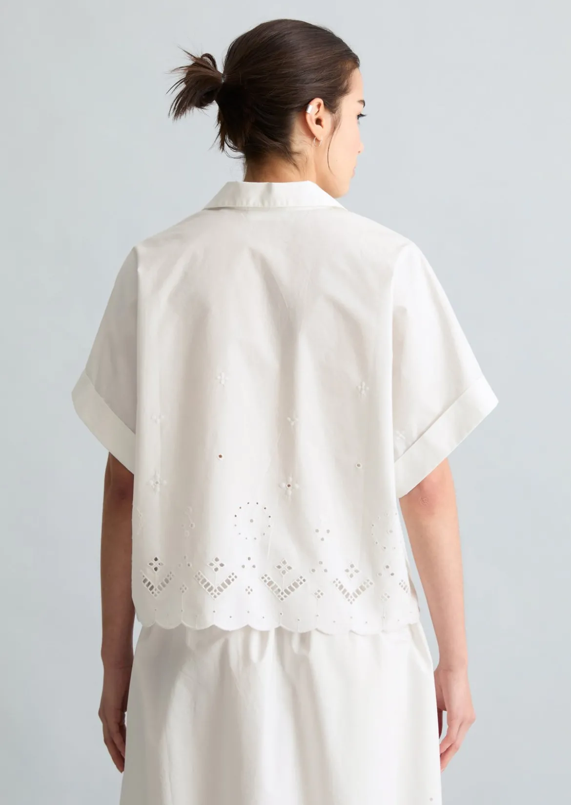 Kurzarm-Spitzenbluse relaxed mit Broderie Anglaise