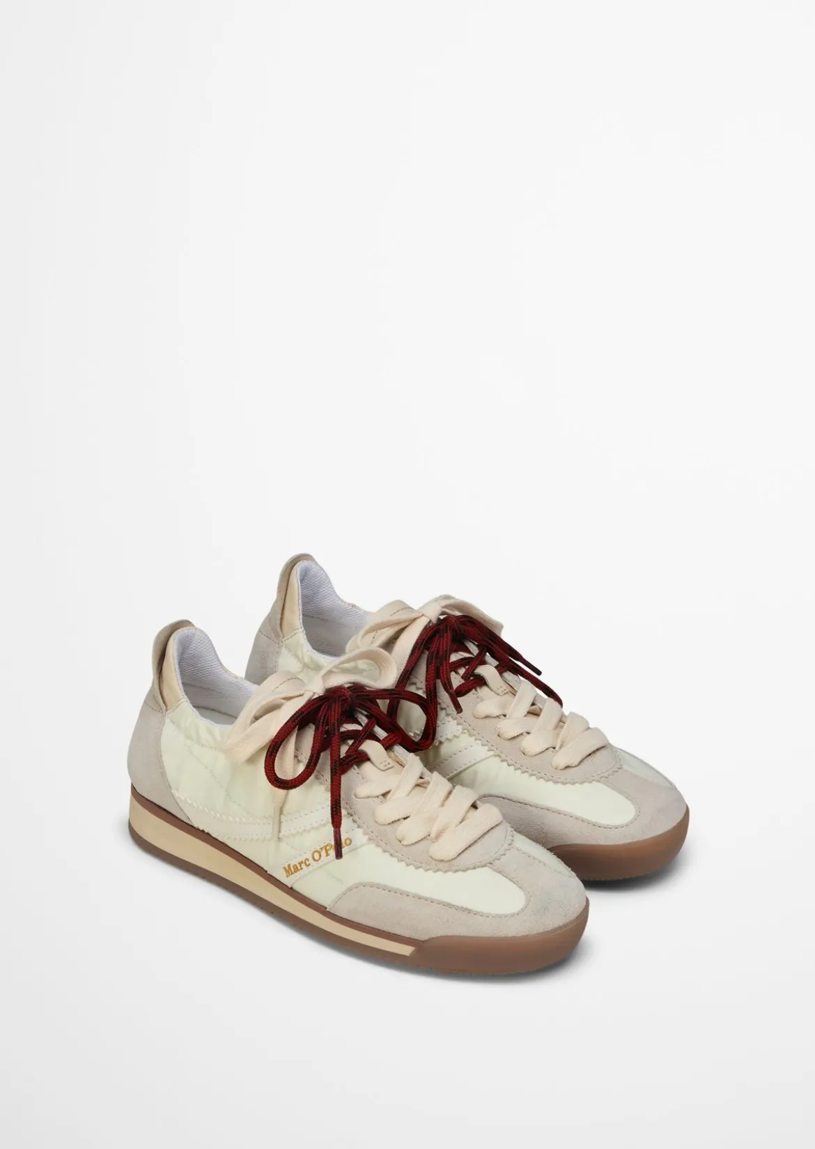 Sneaker Model Mila mit unterschiedlichen Schnürsenkeln