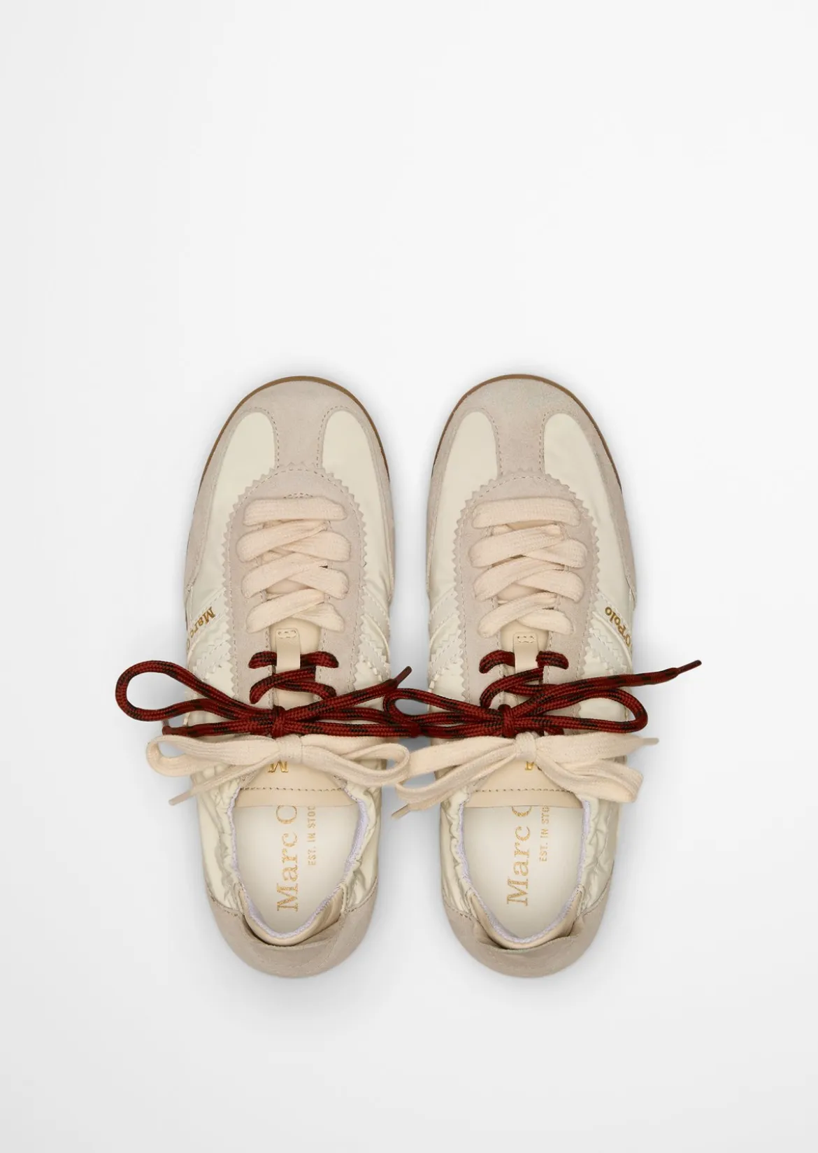 Sneaker Model Mila mit unterschiedlichen Schnürsenkeln